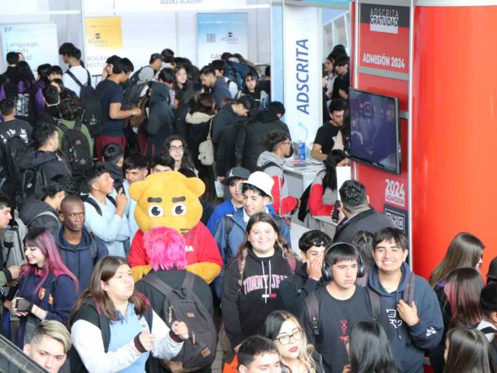 Grupo numerosos de estudiantes de cuarto medio junto a 