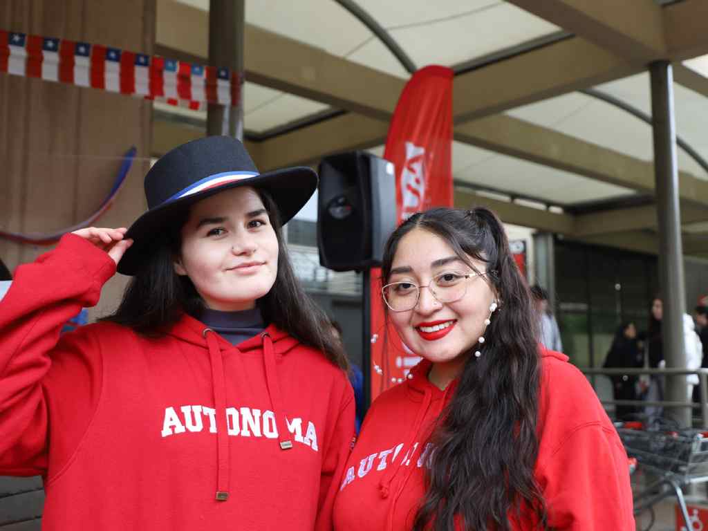 Estudiantes en la celebración de fiestas patrias
