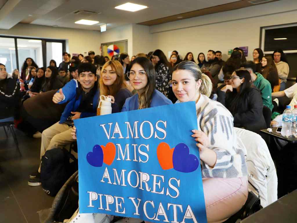 Público apoyando a los participantes en el campeonato de cueca