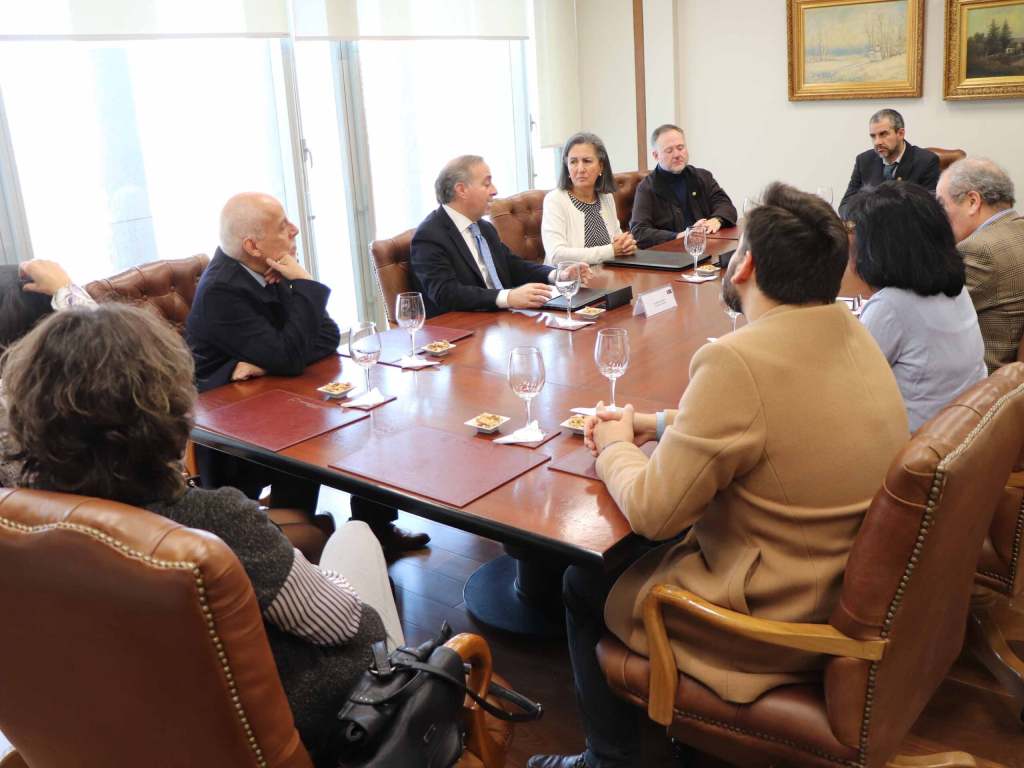 Dra. May Chomalí (CENS) y representantes de la Facultad de Ciencias de la Salud y de la Vicerrectoría Académica de la Autónoma