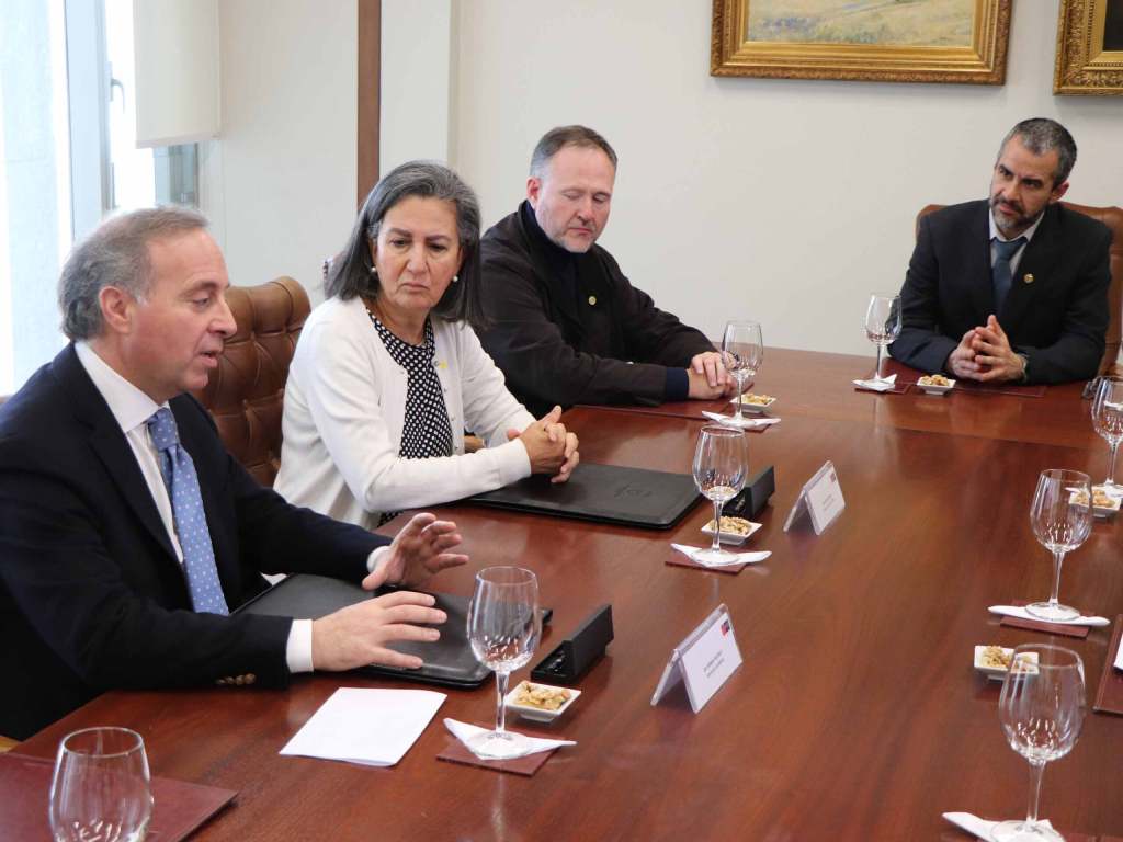 Vicerrector Vigueras, Dra. Chomalí y representantes de la Facultad de Ciencias de la Salud