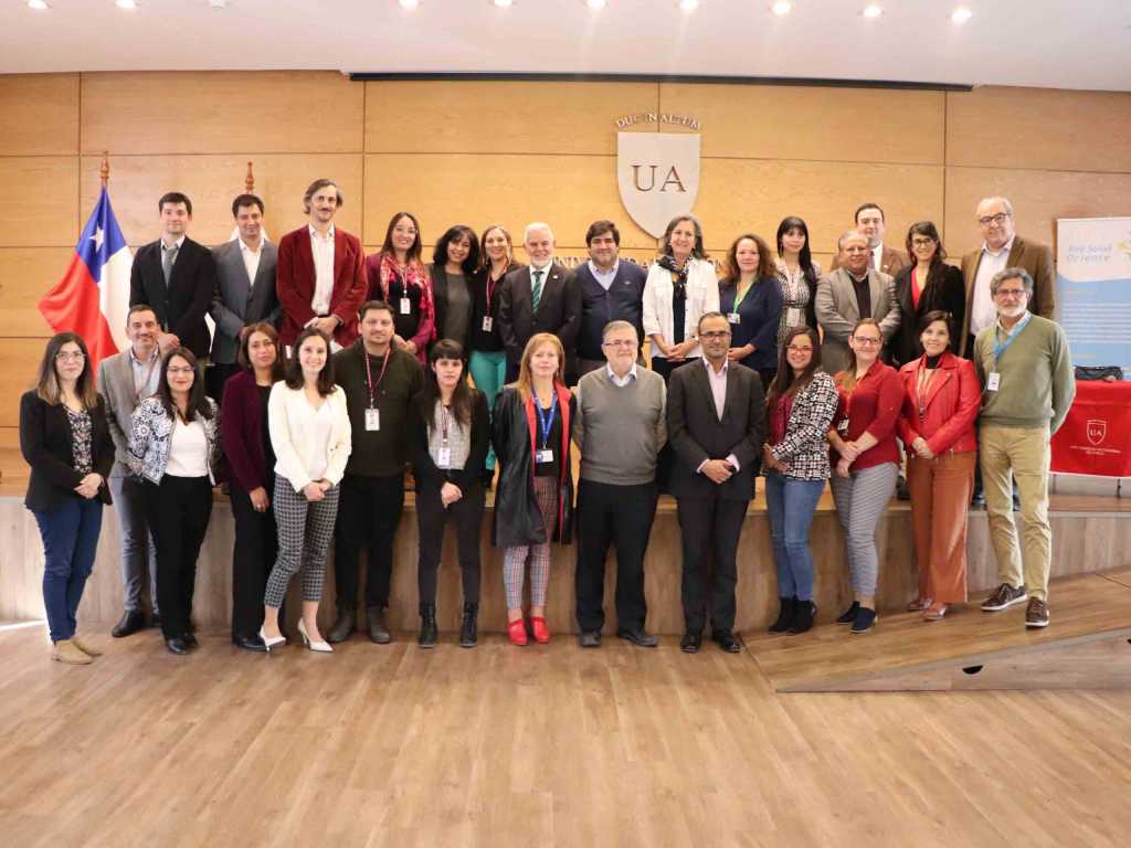 Foto grupal con los asistentes a la firma del convenio