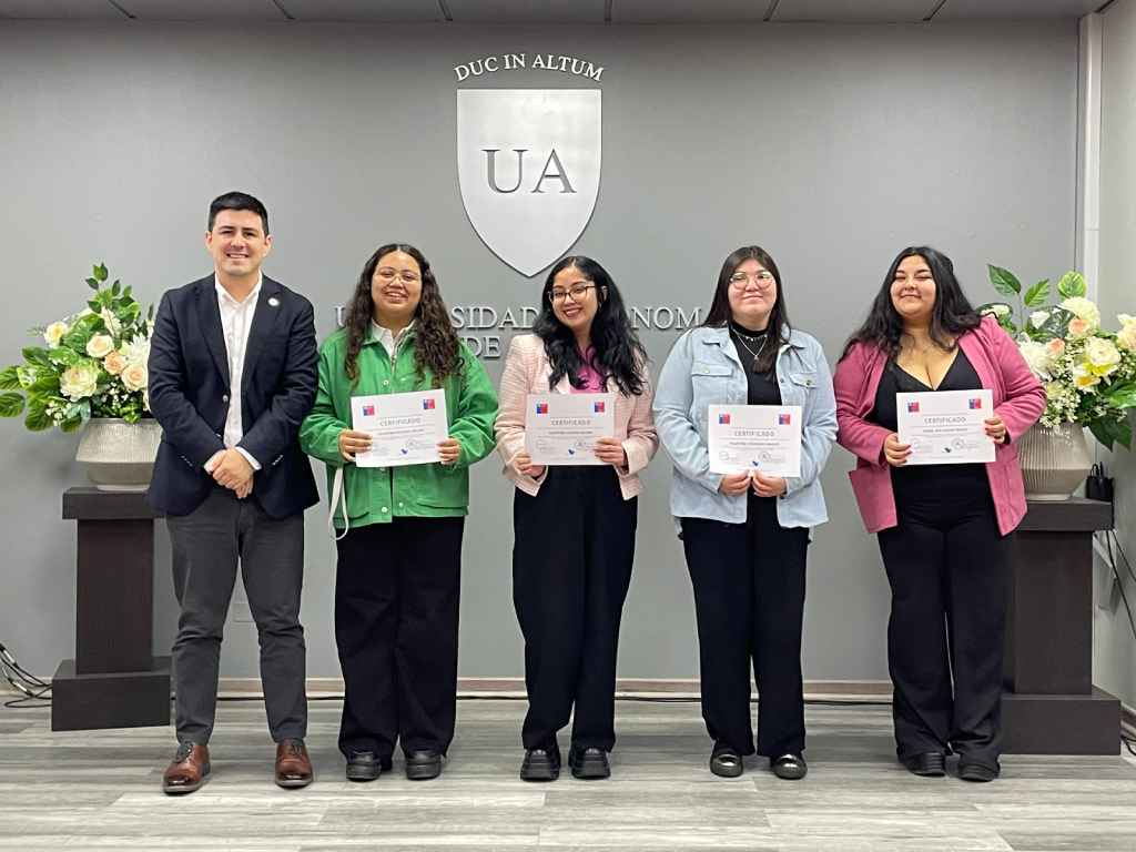 Grupo de monitoras certificadas junto al director de Vida UA