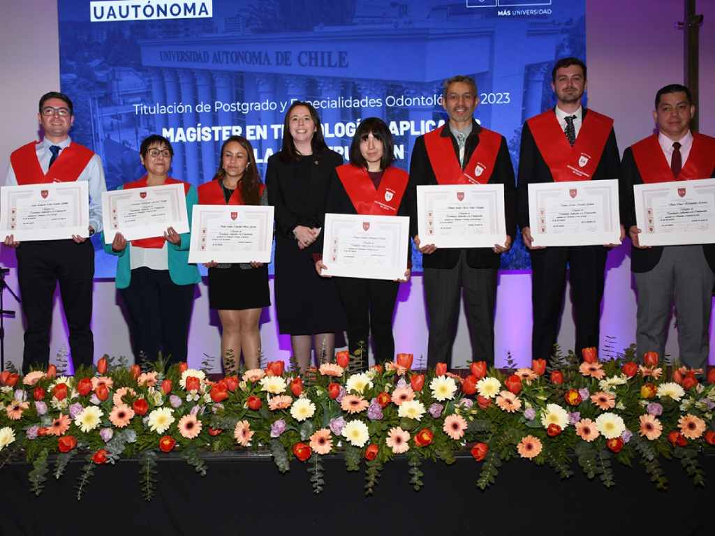 Grupo de titulados sosteniendo su diploma