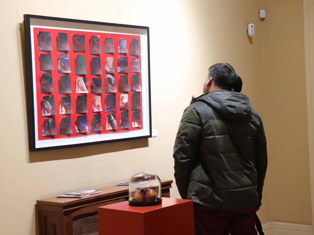 Público visitando la exposición