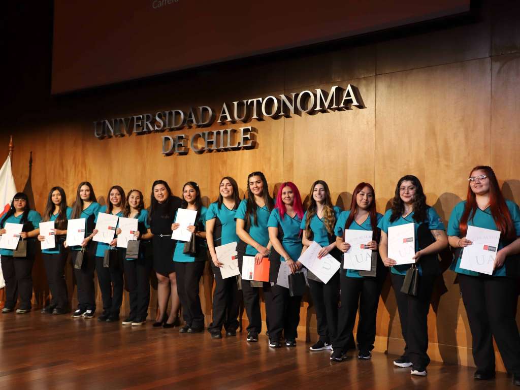 Estudiantes de Terapia Ocupacional ya investidas