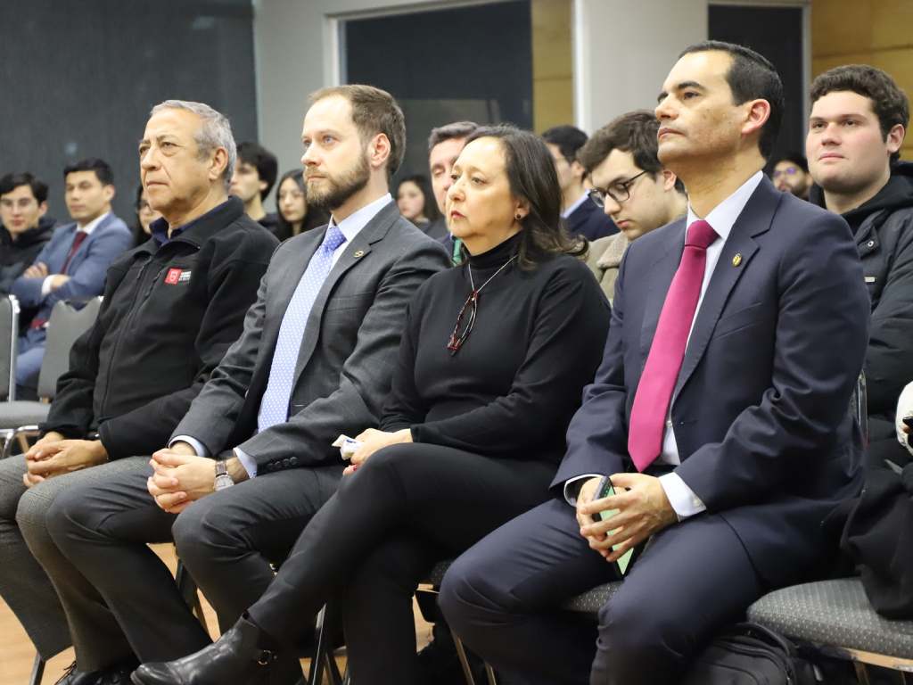 Invitados y ponentes en conferencia sobre criminalidad organizada