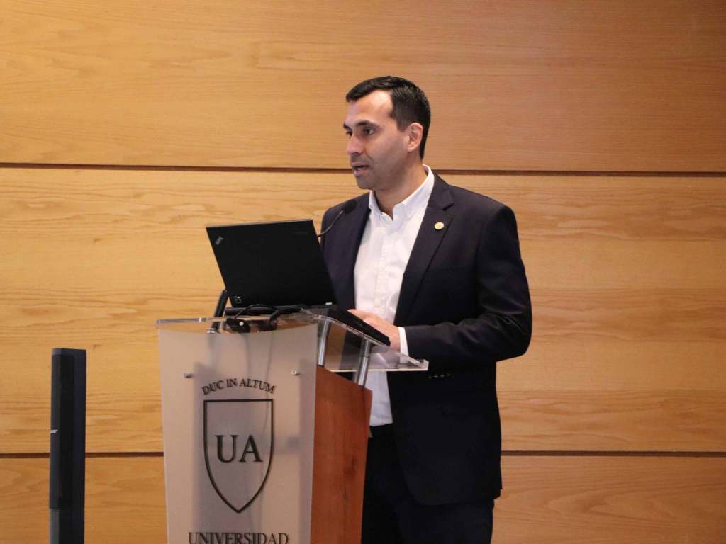 El director de Admisión y Difusión, Juan Pablo Bahamondes, hablando en el podio