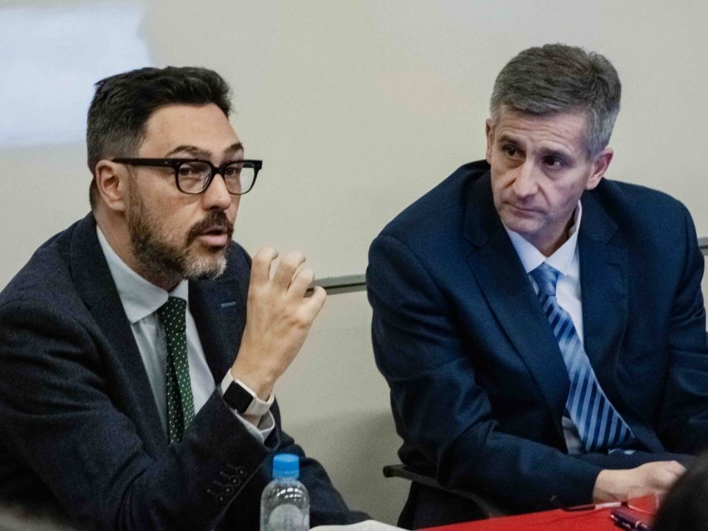 Dr. Andrés Delgado, secretario académico de la Facultad de Derecho de la Autónoma, junto al autor del libro