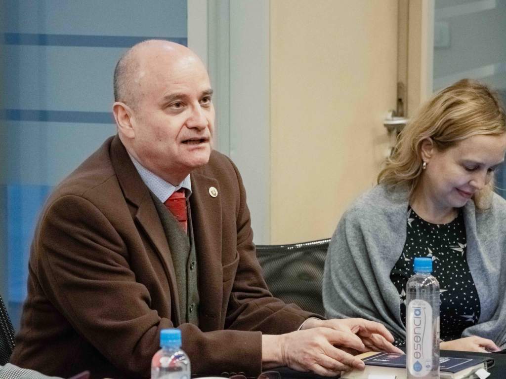 El Decano de la Facultad de Derecho de la U.Autónoma, Dr.Rodrigo Barcia, junto a la directora del IID de la Universidad, Dra. Andrea Lucas Garín