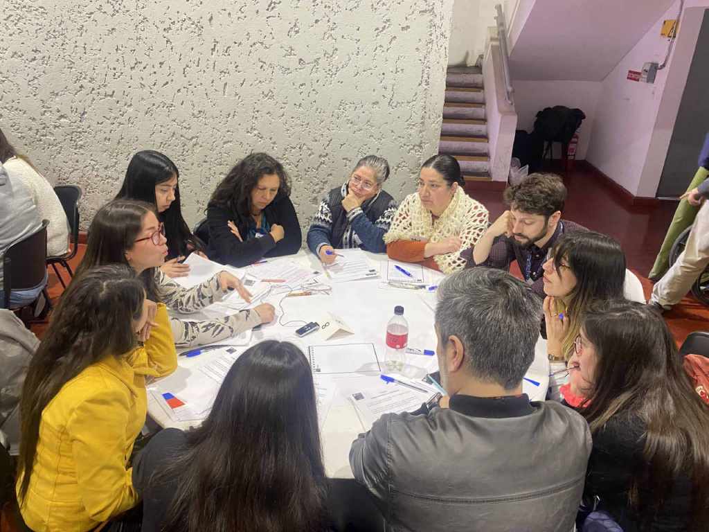 Mesa de trabajo con participantes en el diálogo sobre salud mental