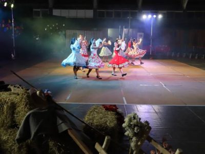 Estudiantes de Educación Física celebran Muestra Folclórica con recorrido artístico por cultura chilena
