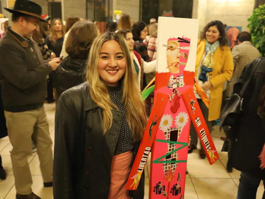 Mujer participante de la inauguración de la exposición