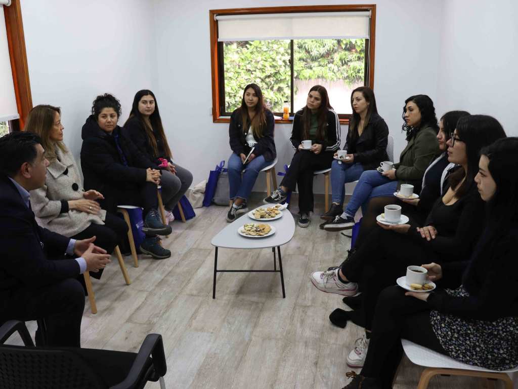 Mujeres del programa Semilla y la Decana de la Facultad de Ciencias Sociales y Humanidades