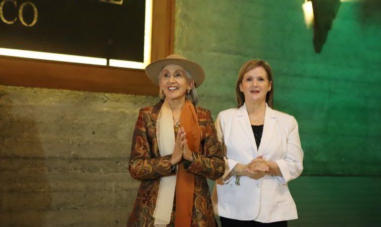 Exposición «El Arte se viste a la moda»: resaltó trayectoria de Nivia González y Olga Muñoz