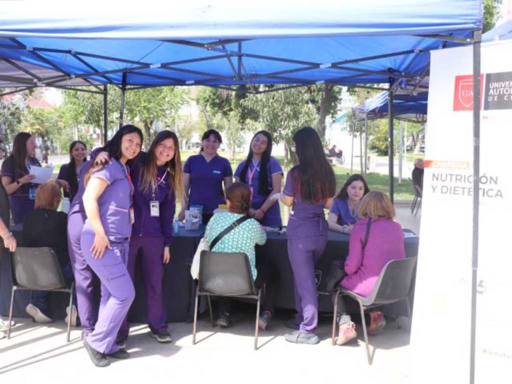 Estudiantes de nutrición y dietética en la feria de San Miguel