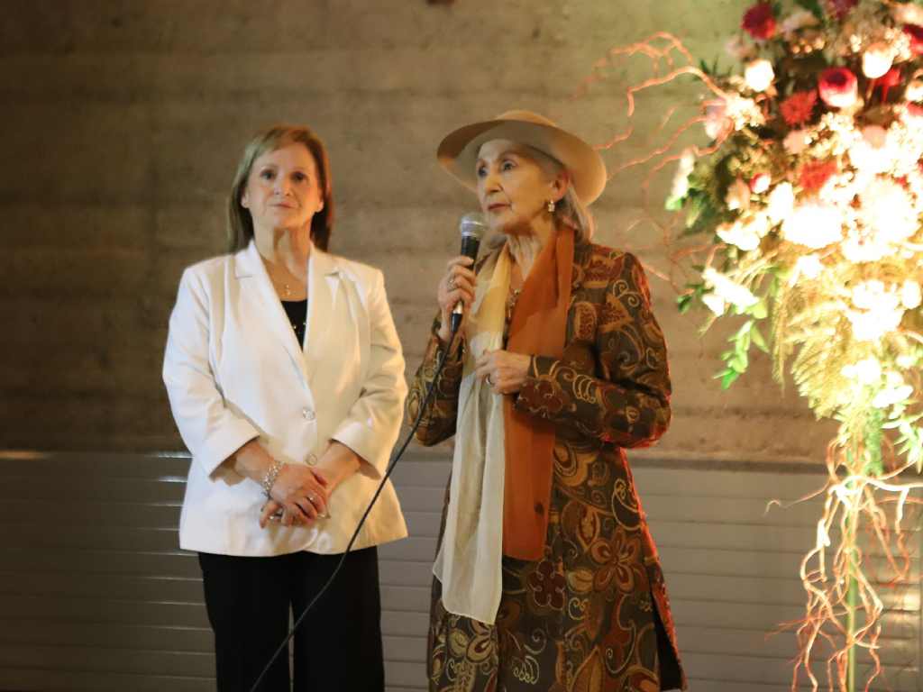 Olga Muñoz y Nívea González hablando