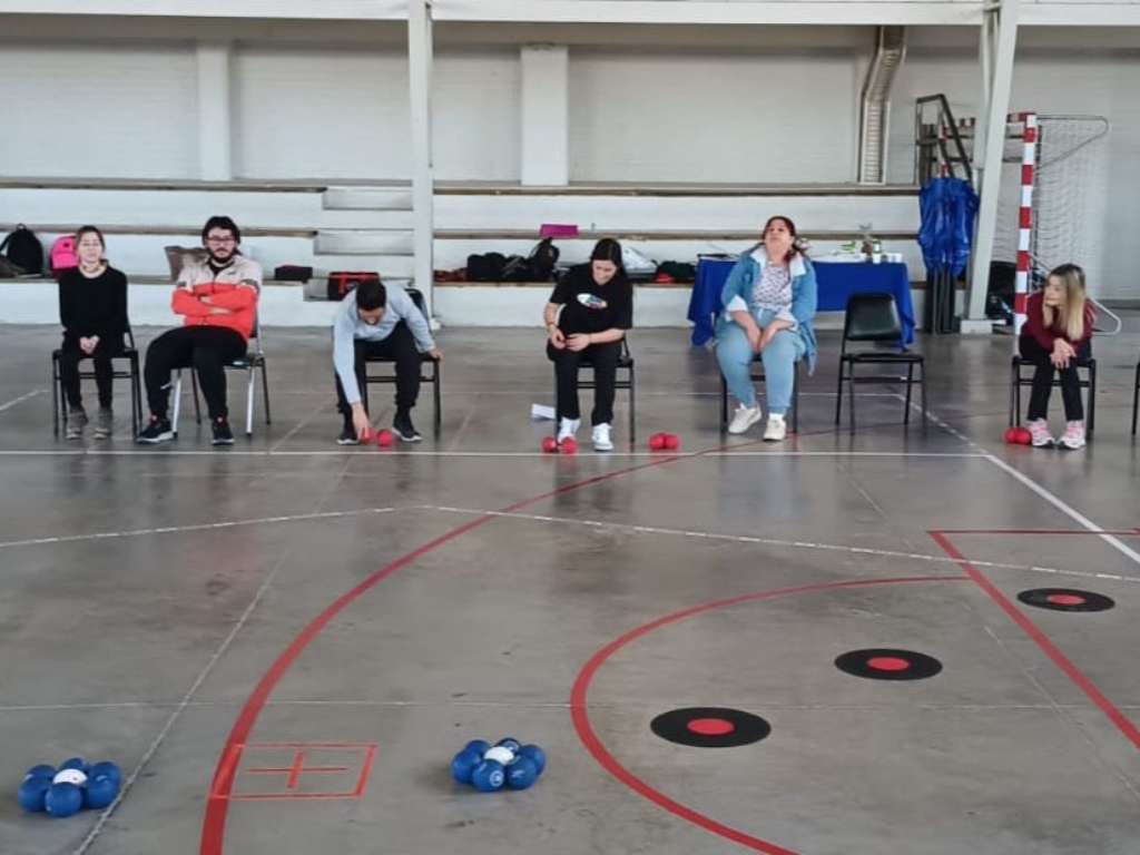 Profesionales siendo capacitados en un recinto deportivo