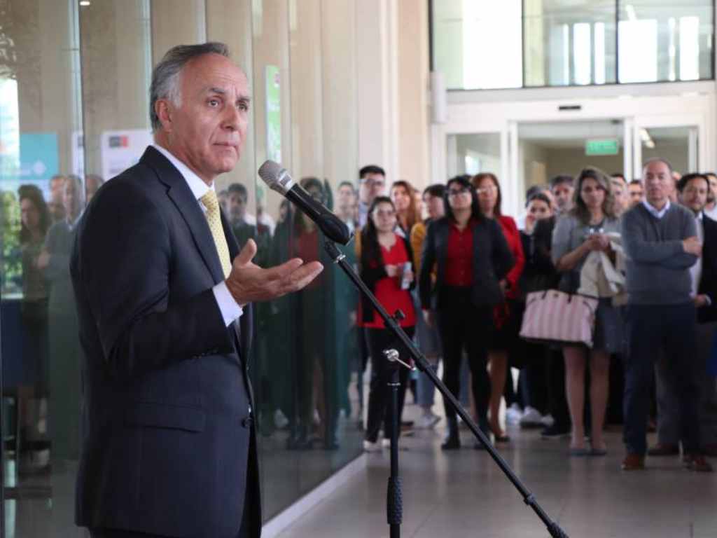 Rector dando unas palabras a los colaboradores