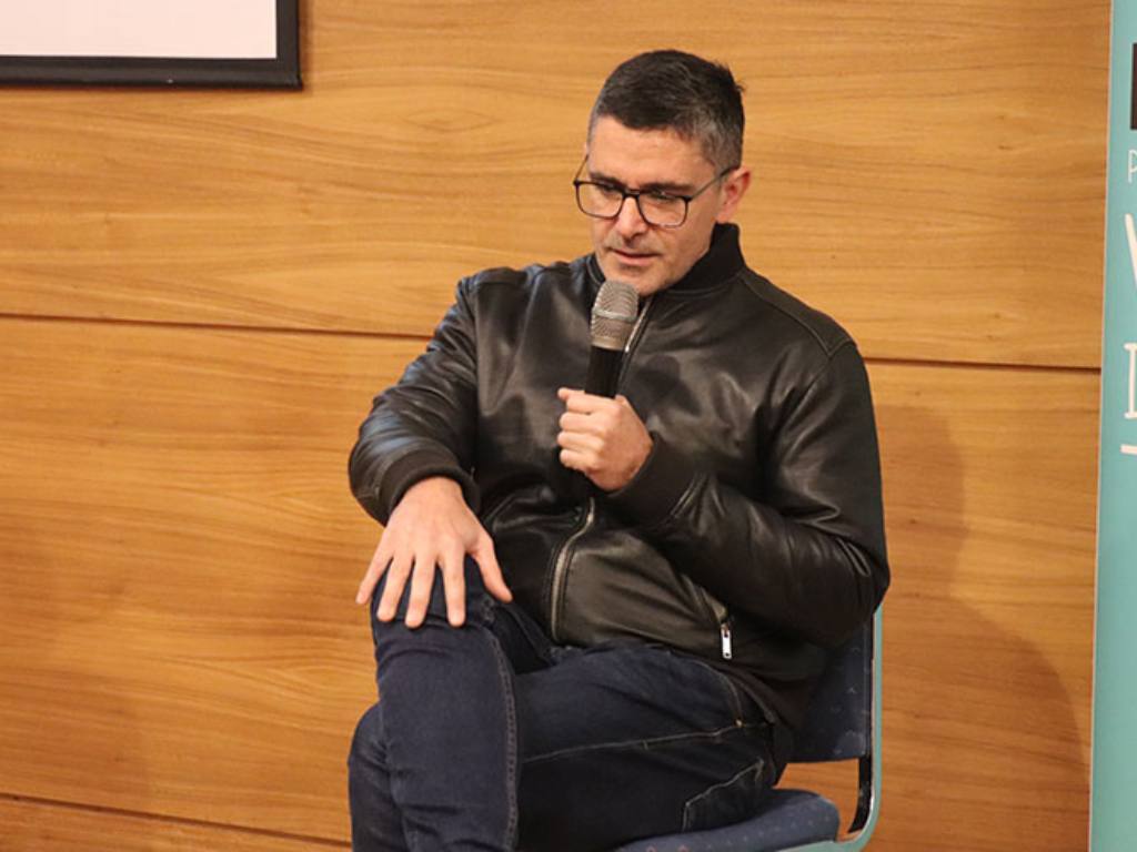 Dr. Rodrigo Jarpa haciendo su exposición