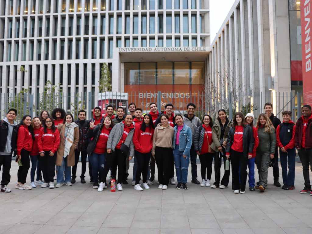 Estudiantes de intercambio en el frontis del Campus Providencia