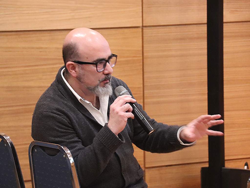 Secretario académico de pedagogía en inglés haciendo una intervención durante la charla magistral