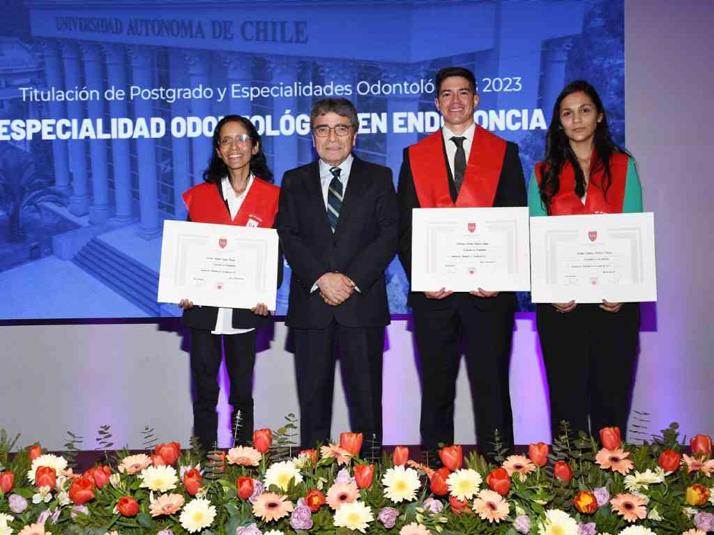 Titulados del magíster sosteniendo sus diplomas