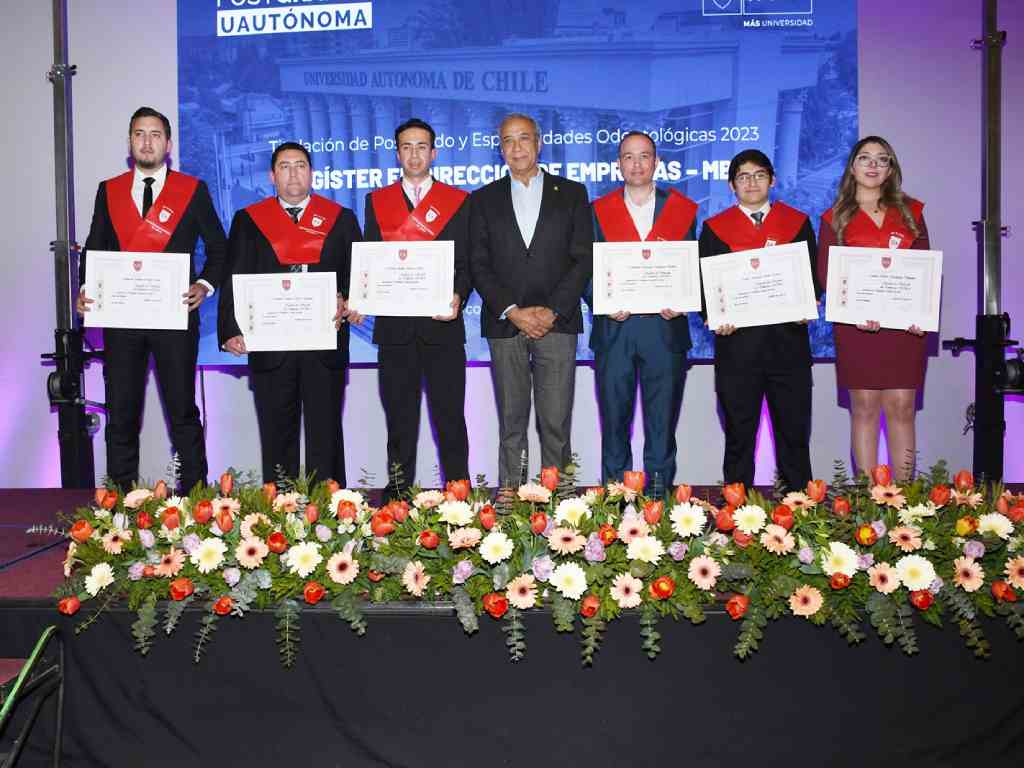 Titulados del magíster junto al Vicerrector Dr. Emilio Guerra