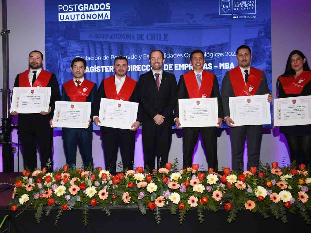 Grupo de titulados junto al Dr. Gustavo Niklander