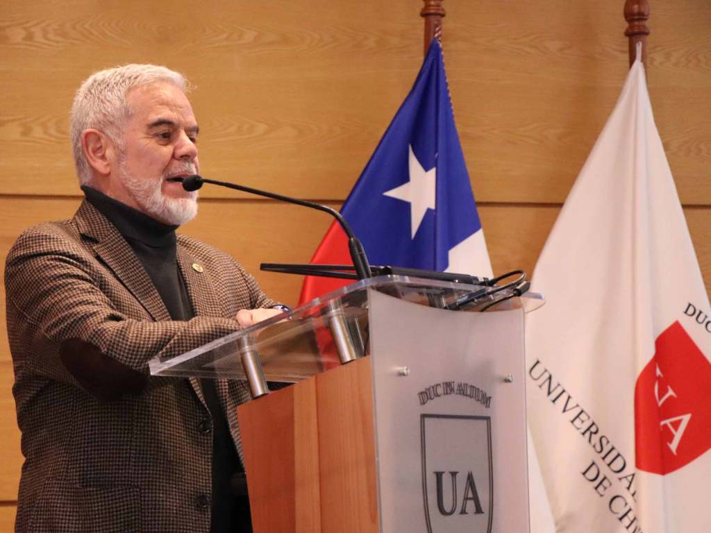El Vicerrector de la Sede Santiago, Francisco Baghetti, hablando en el podio