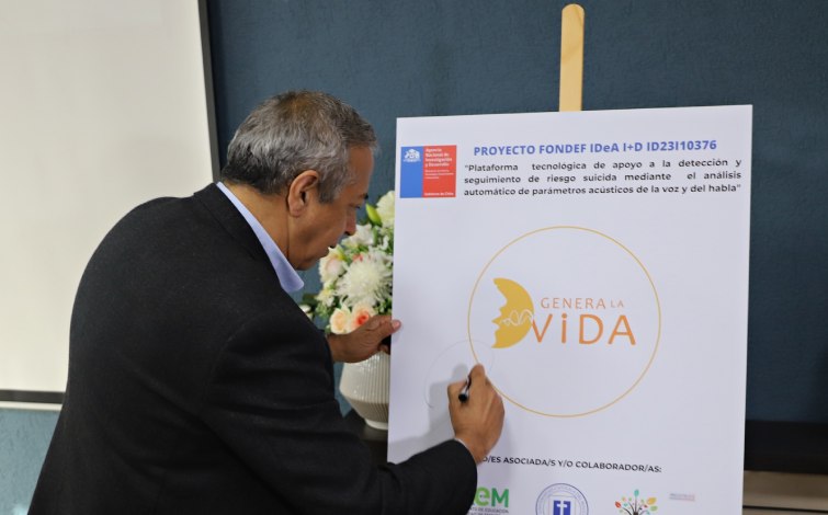 Vicerrector Dr. Emilio Guerra firmando el proyecto