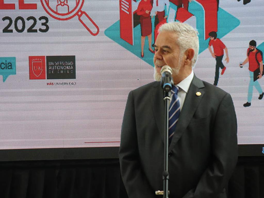 El Vicerrector de Sede Santiago, Francisco Baghetti, dando un discurso