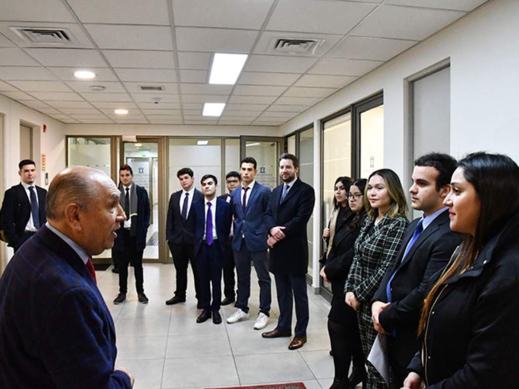 Estudiantes junto al Ministro Luis Sepúlveda
