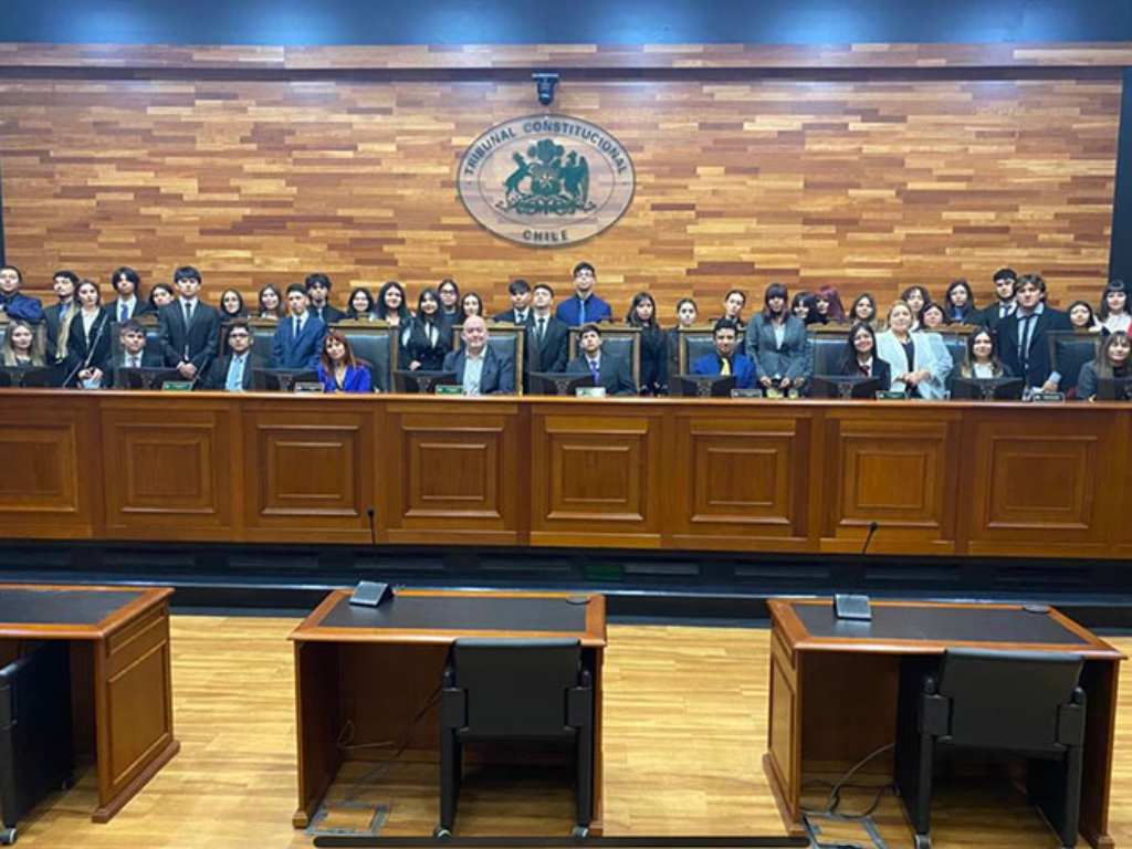 Estudiantes en la testera del TC