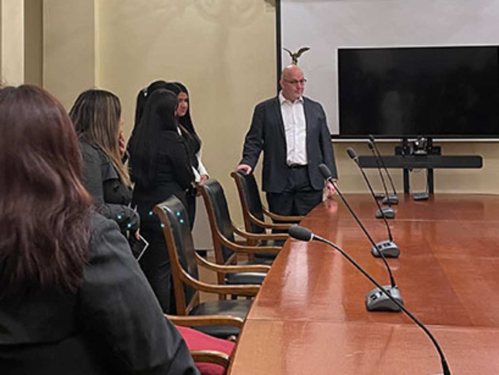 Estudiantes junto al ministro Rodrigo Pica