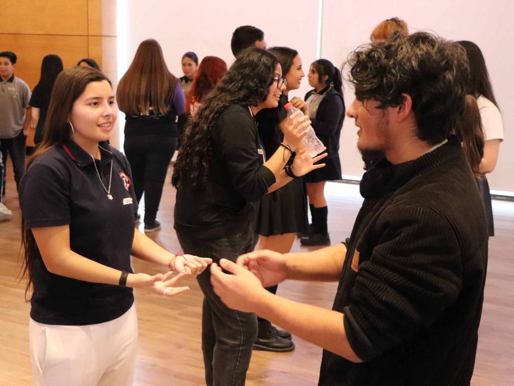 Escolares realizando actividades en Academia de Líderes