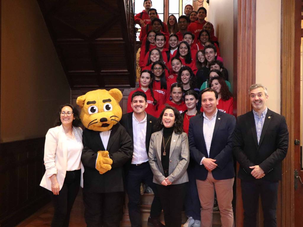 Alumnos de intercambio junto a autoridades de Relaciones Internacionales, Vinculación con el Medio, UAlumni y ExperienciaUA