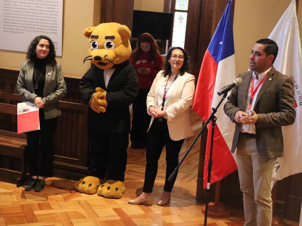 Coordinaora de Movilidad y Becas, Andrea Riveros; la directora de Relaciones Internacionales, Camila Bravo y el Vicerrector de VcM, Dr. Mauricio Vial