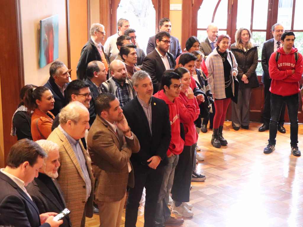 Autoridades y docentes de la Universidad Autónoma