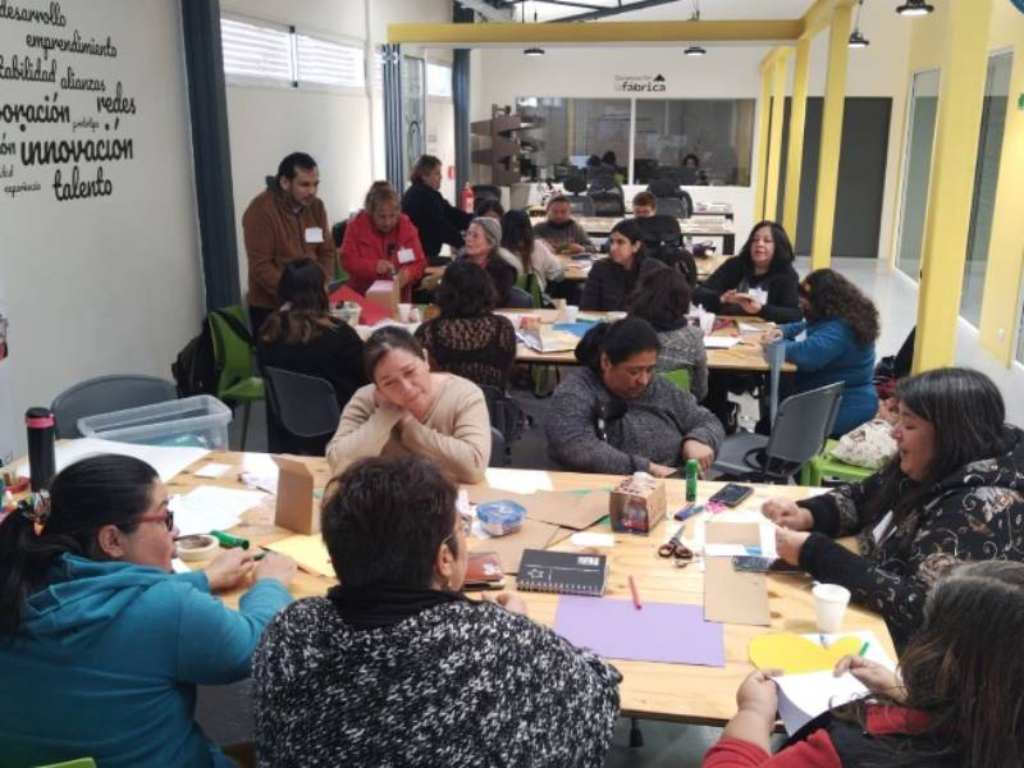 Artesanas de Renca durante su capacitación en La Fábrica