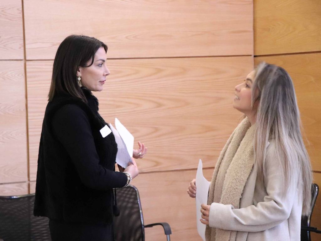 Mujeres conversando durante la ceremonia de entrega de certificaciones