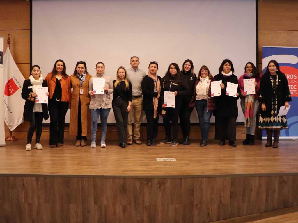 Grupo de mujeres certificadas sobre el escenario