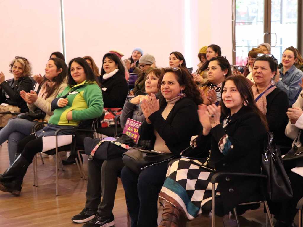 Mujeres esperando subir al escenario para recibir su certificación