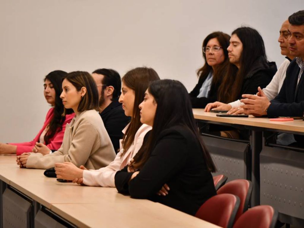 Autoridades de la Universidad y estudiantes del diplomado