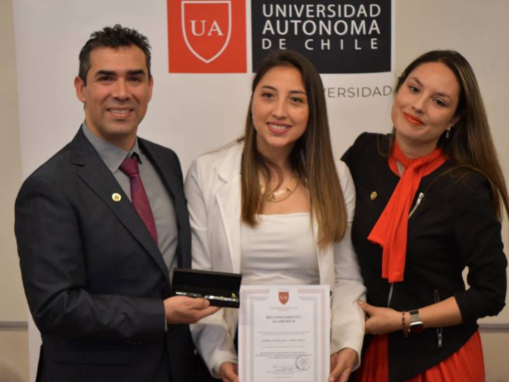 Estudiante recibiendo su certificación