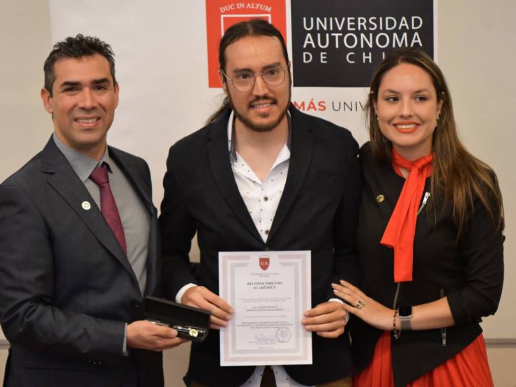 Estudiante recibiendo su certificado