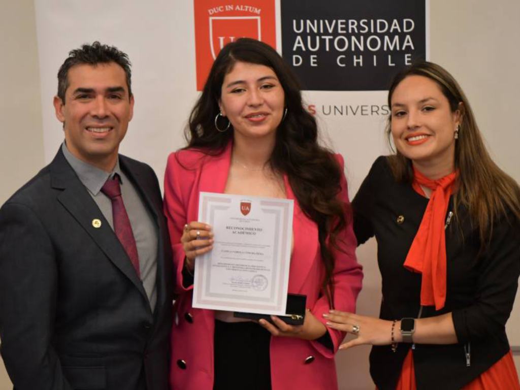 Estudiante recibiendo su certificado
