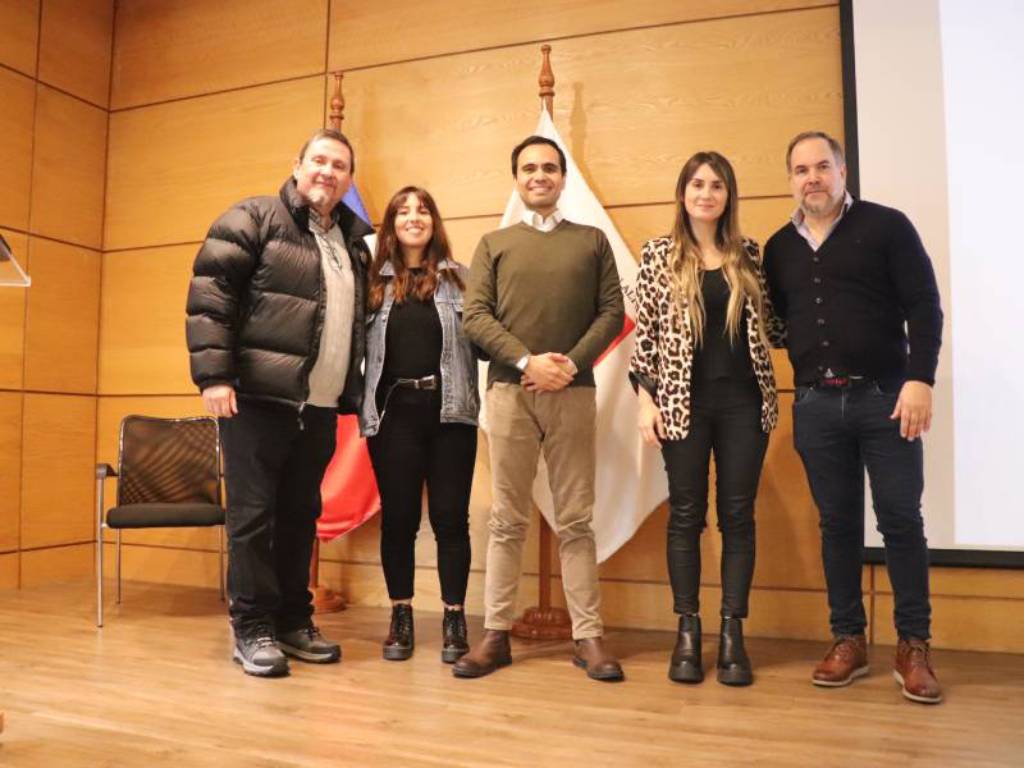 Autoridades de la Carrera de Publicidad junto a dos de las invitadas