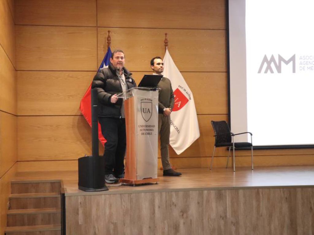 El director de Publicidad, Fernando Espinosa junto a Juan Francisco Ugarte, coordinador de prácticas de la carrera
