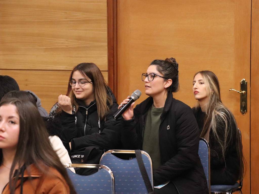 Público de la charla haciendo preguntas